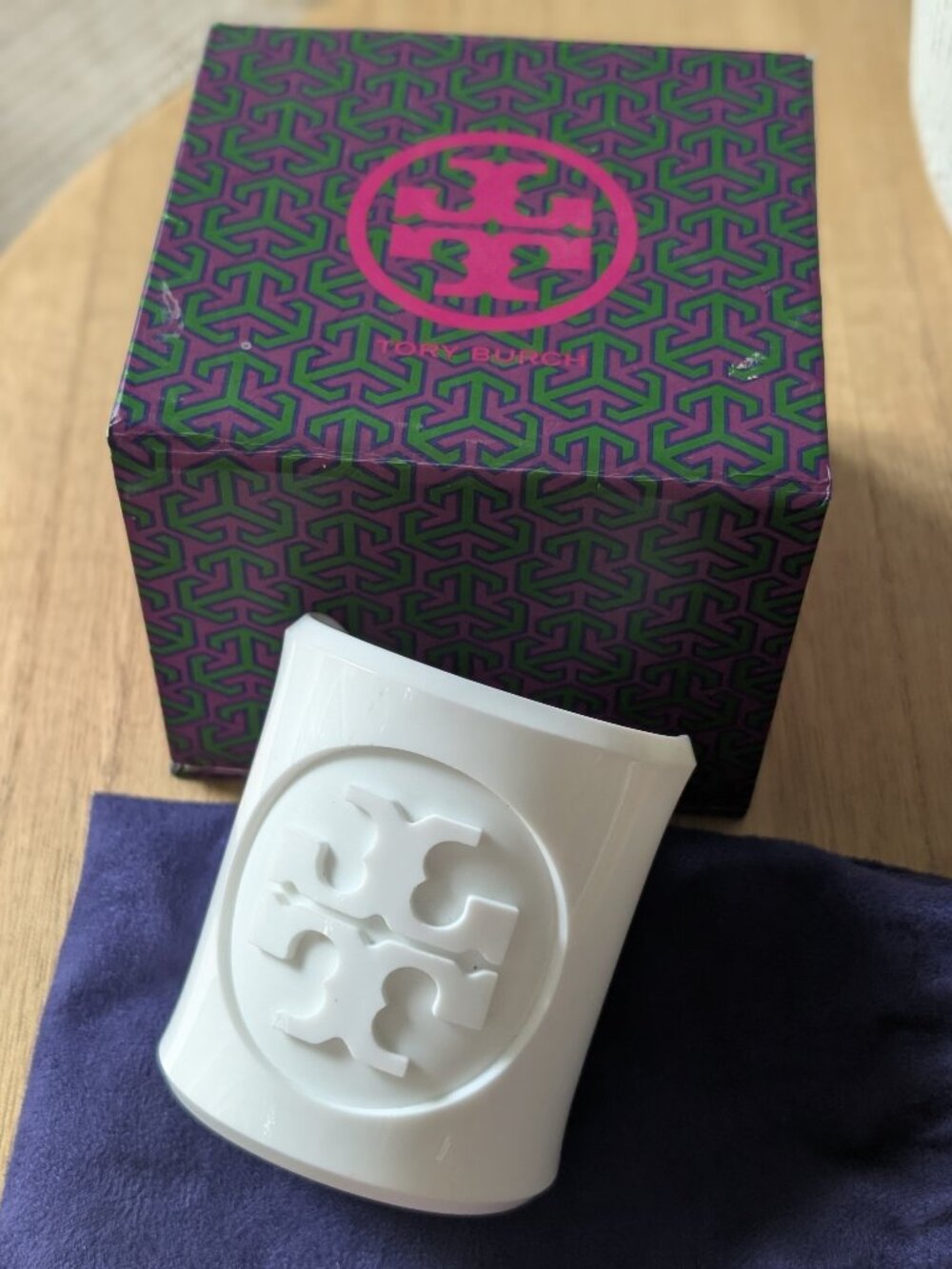 Tory Burch White Resin Miller Large Logo Wide Cuff Bracelet Bangle - Picture 4 of 4